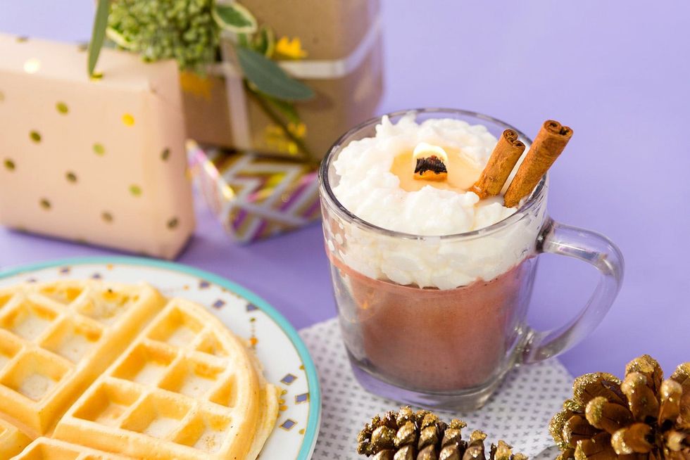 diy chai candle with cinnamon sticks