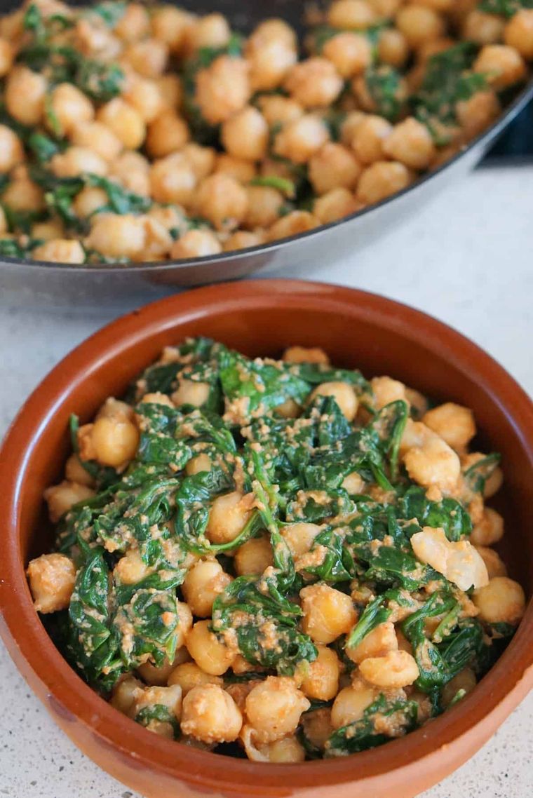 https://www.brit.co/media-library/espinacas-con-garbanzos-spinach-and-chickpeas-recipe.jpg?id=33335698&width=760&quality=90