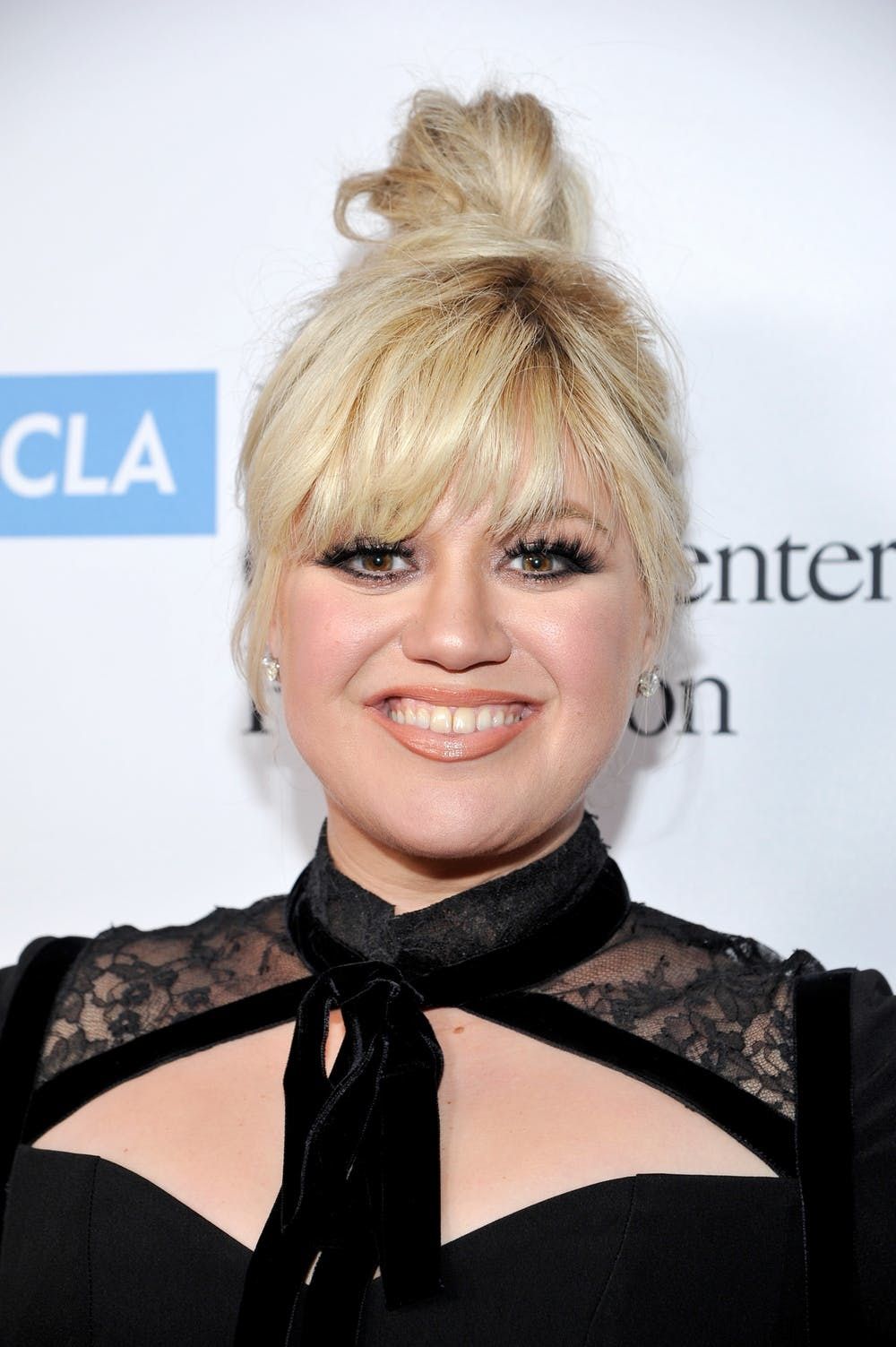 Kelly Clarkson Looks Like A Whole New Woman With Blonde Bangs - Brit + Co