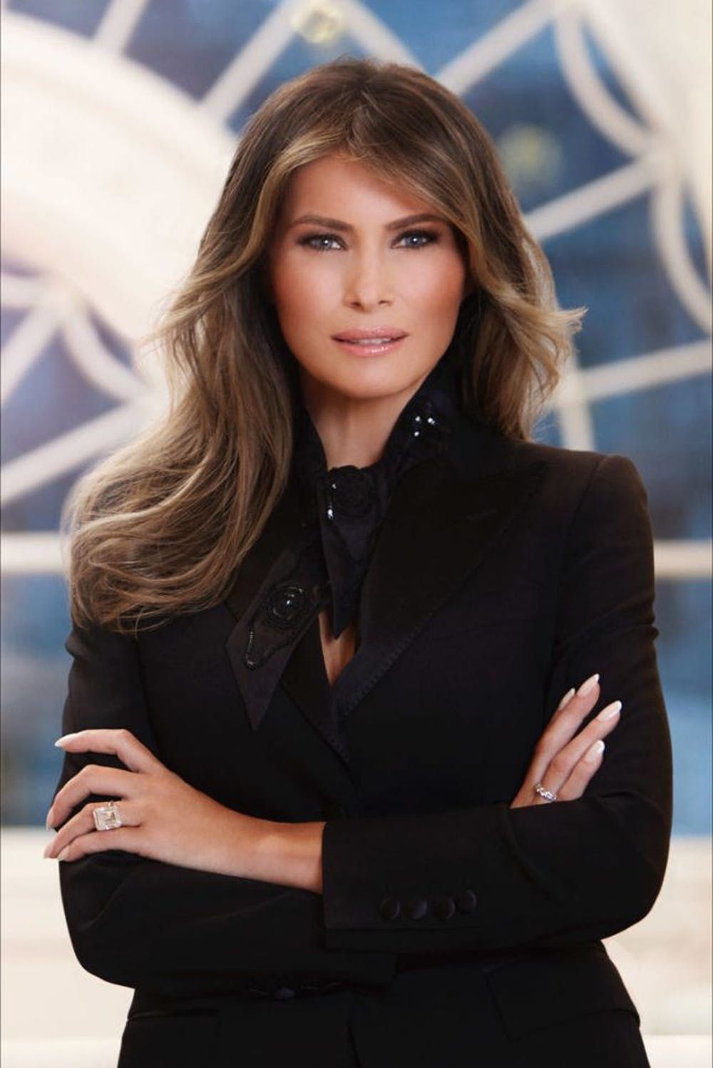 Melania Trump’s Official First Lady Portrait Features Her Stunning 25 ...