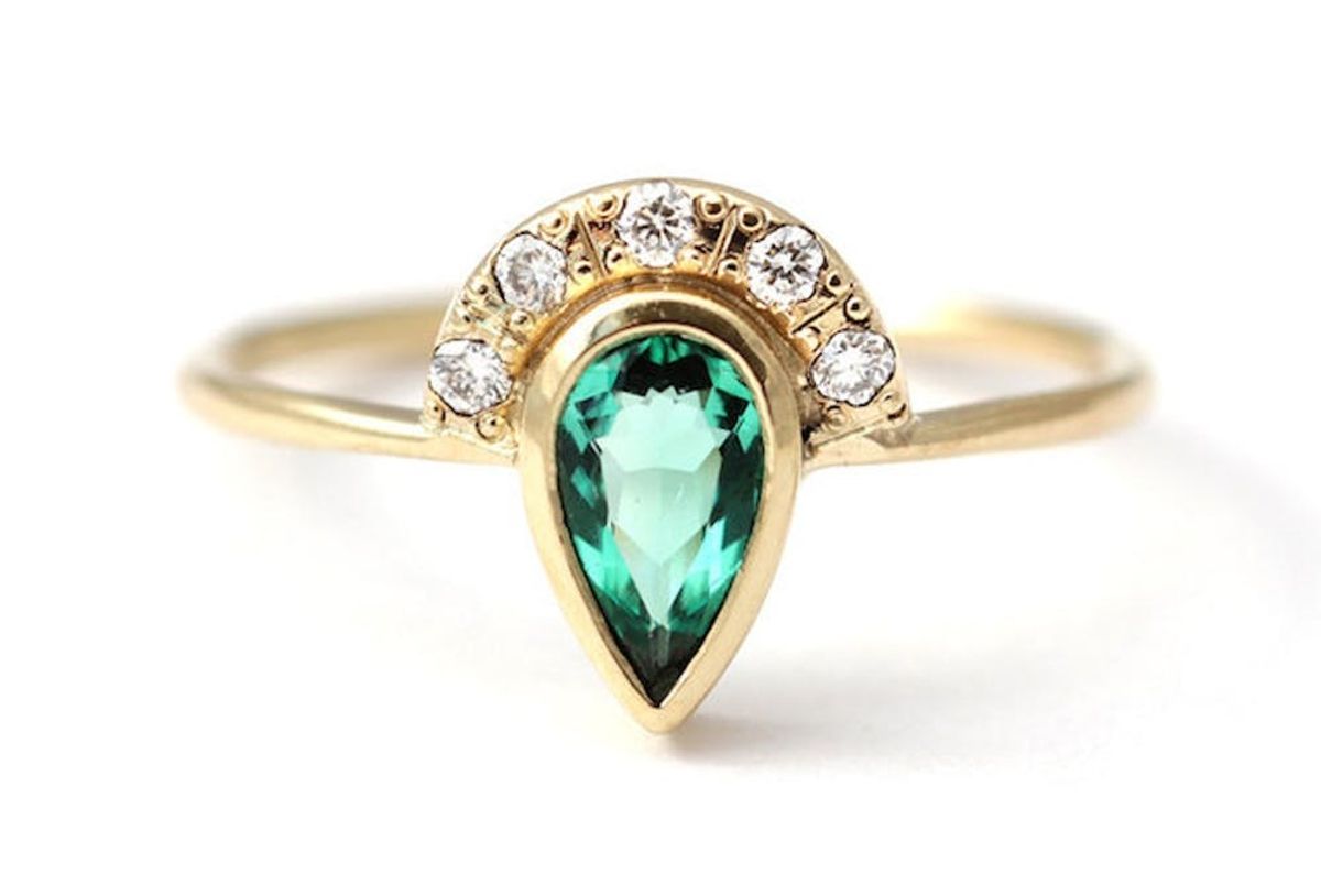 17 Gorgeous Non-Traditional Emerald Engagement Rings for May Babes