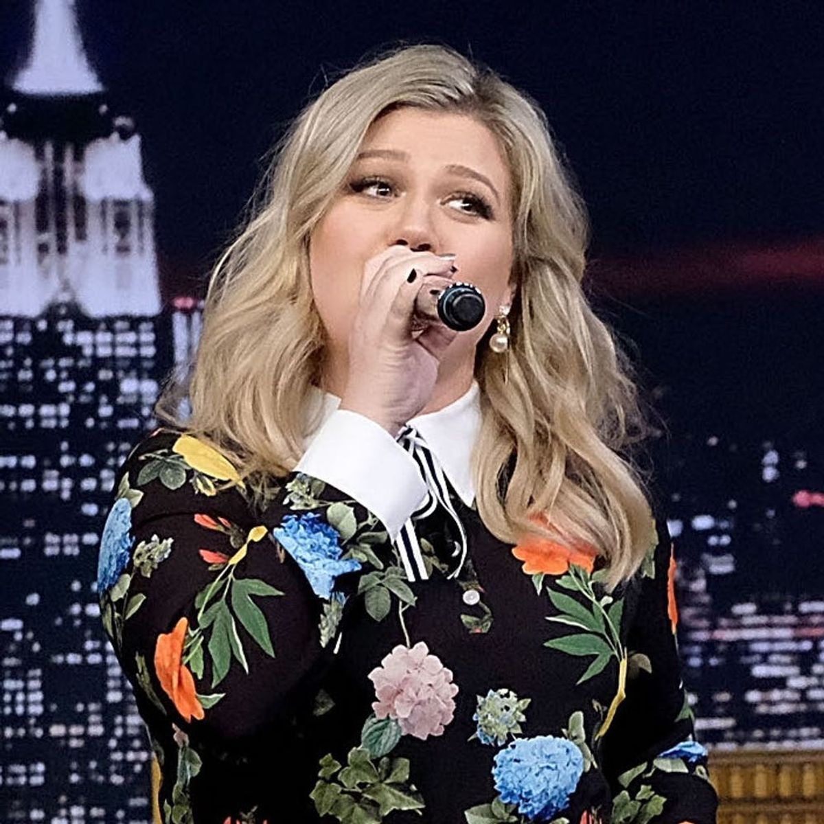 Kelly Clarkson Sang a Google-Translated Version of ‘Stronger’ and We ...