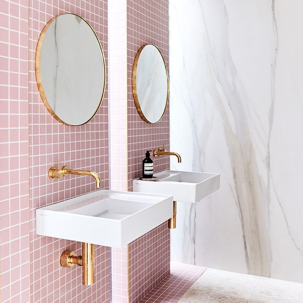 11 Bathrooms That Prove Round Mirrors Are the Trendiest of Them All