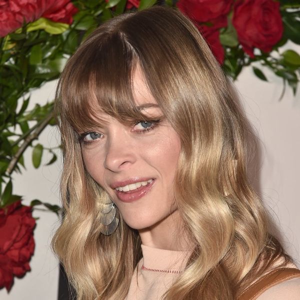 Emma Stone's new dark hair is a gothic dream - HelloGigglesHelloGiggles