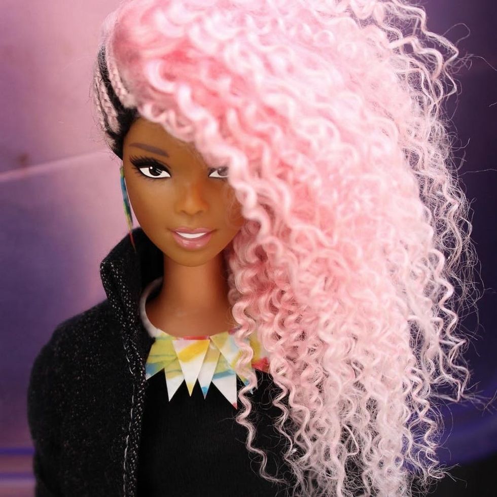 Wereldwijd Of brandwond You NEED to See This Barbie Hair Stylist in Action - Brit + Co