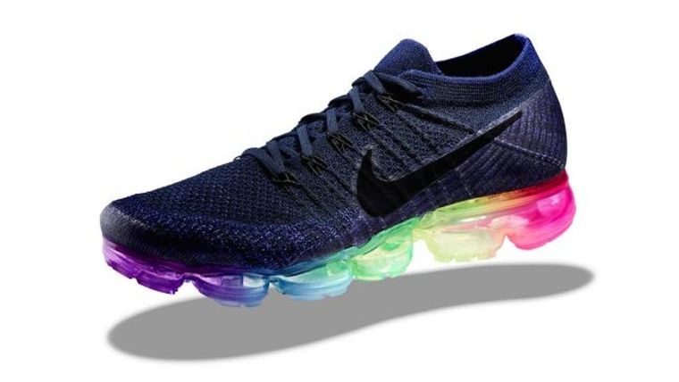 De este modo Restricciones Puede ser calculado Nike's Dreamy New Rainbow Kicks Give a Major Nod to the LGBTQ+ Community -  Brit + Co