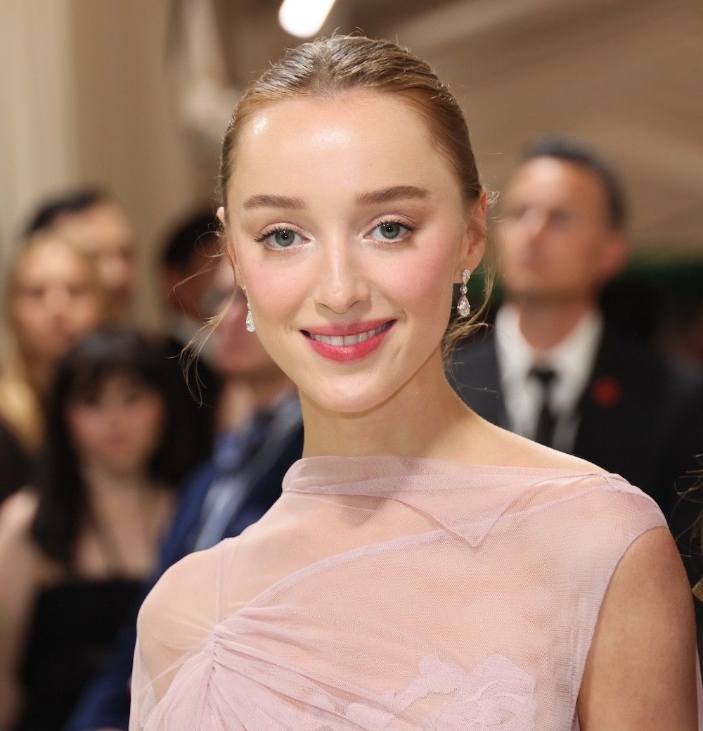 phoebe dynevor charlotte tilbury makeup