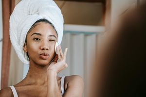 woman using exfoliating pads