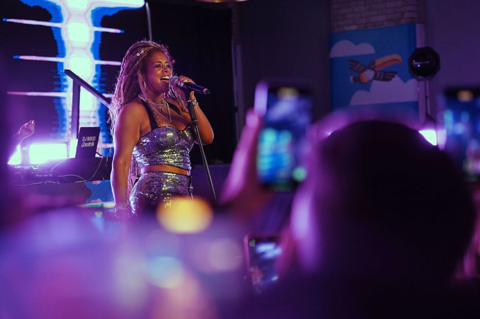 kelis singing onstage with pink lights