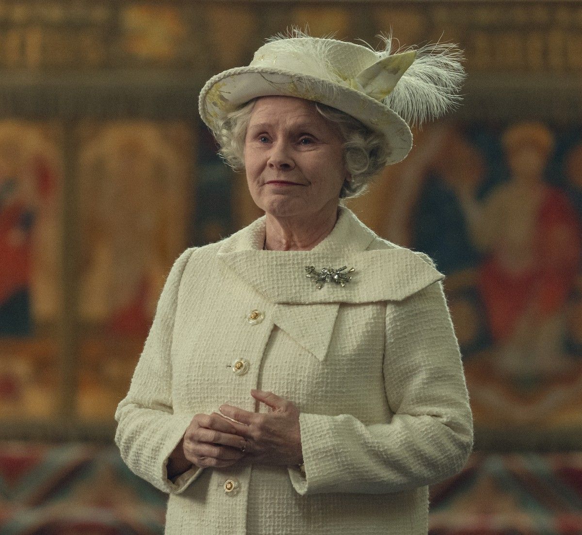 imelda staunton as queen elizabeth ii the crown season 6