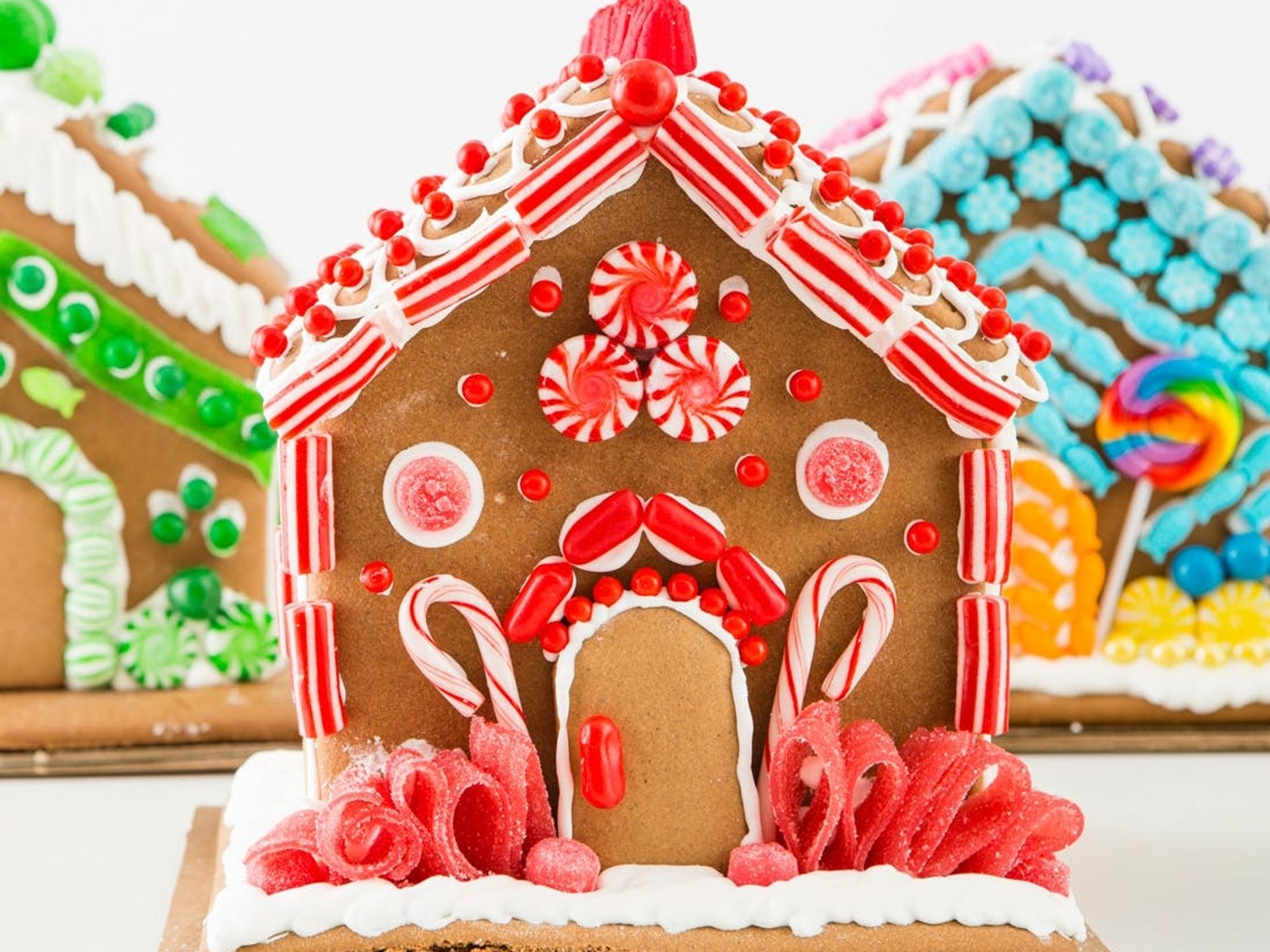 https://www.brit.co/media-library/multicolored-gingerbread-house-decorations.jpg?id=20940599&width=2000&height=1500&coordinates=0%2C116%2C0%2C117