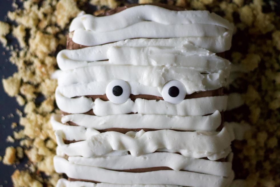 mummy cake design with google-y eyes