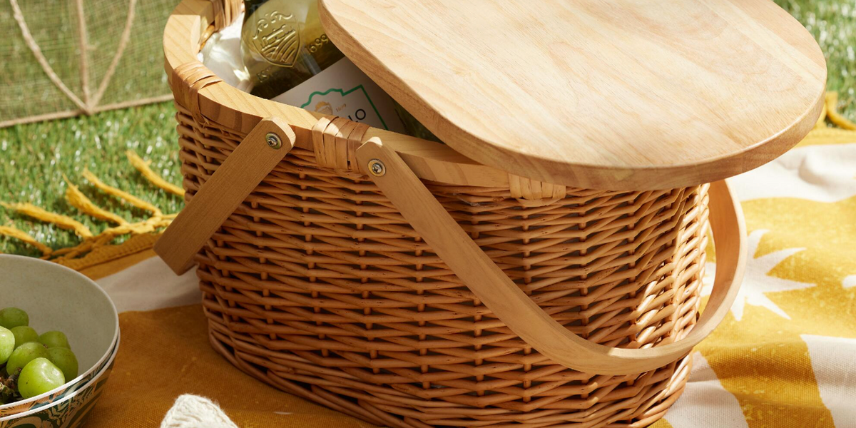 25 Backyard Picnic Accessories - What to Bring to a Picnic