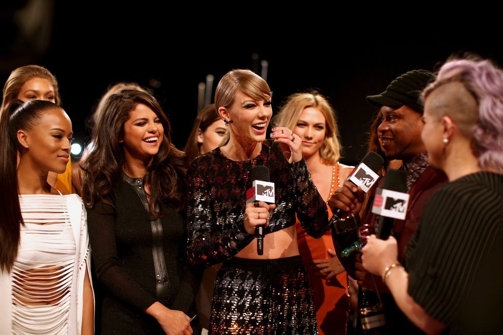 taylor swift and selena gomez at the 2015 vmas