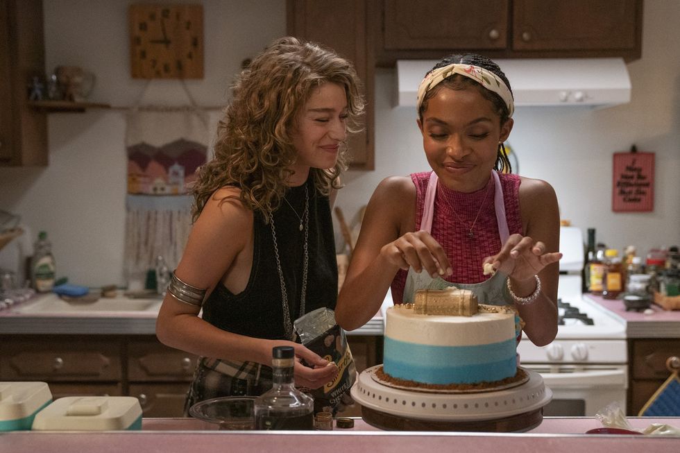 yara shahidi and odessa a'zion in sitting in bars with cake